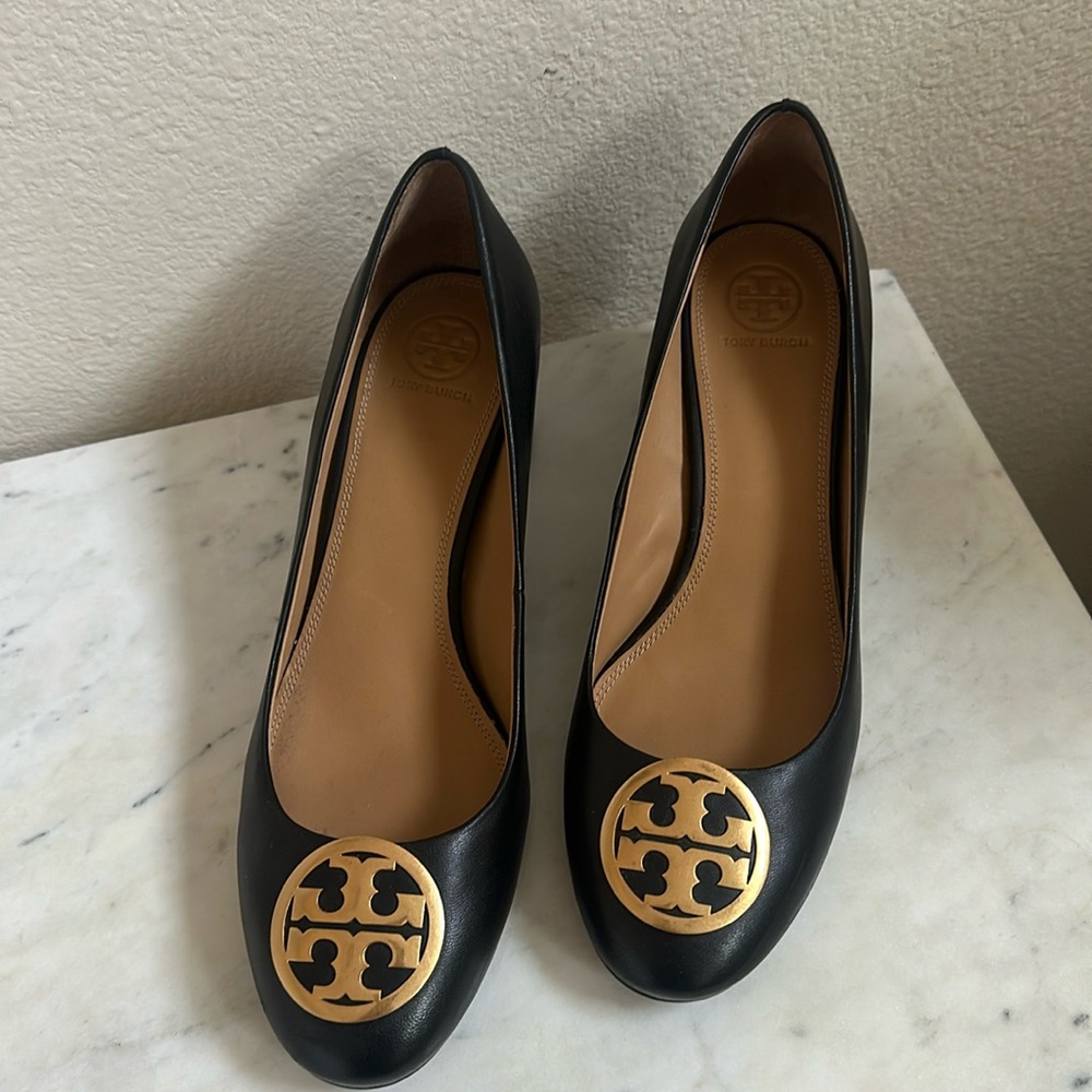 Tory Burch Chelsea Gold Logo Pumps (9.5)